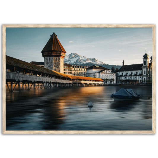 Gerahmtes Poster Kapellbrücke Luzern und Pilatus – Abenddämmerung