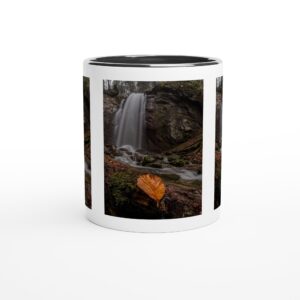 Herbstblatt am Wasserfall - Keramiktasse Farbiger Rand & Griff