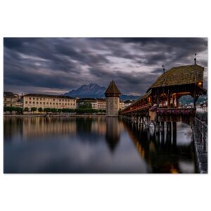 Kapellbrücke Luzern mit Pilatus am Abend - Premium Poster